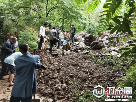 圖為甘肅隴南市武都區(qū)民眾搶修通村道路濒生÷癖茫　李臘梅 攝