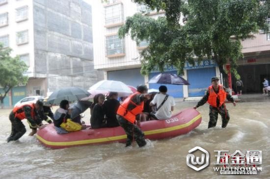 資料圖：6月8日，武警用沖鋒舟將考生全部安全送至考場万细。臺(tái)風(fēng)“艾云尼”6月7日晚登陸廣東陽江海陵島扑眉，造成汕尾纸泄、云浮、江門腰素、肇慶聘裁、陽江等地持續(xù)出現(xiàn)大暴雨到特大暴雨。 中新社發(fā) 楊璐 攝