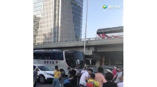 黑衣男北京街頭猛打路人又鎖喉 朝陽警方昨夜回應