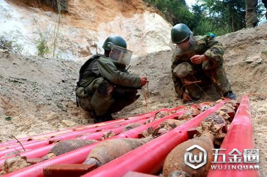 官兵正在連接雷管