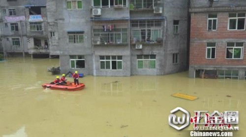 重慶彭水暴雨致20余人被困家中 消防劃艇救援(圖)