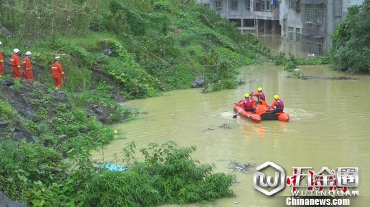 圖為消防官兵成功施救⊙┧恚　消防部門供圖 攝