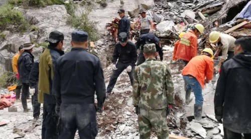 四川德格縣暴雨引發(fā)山體滑坡 致4人死亡(圖)