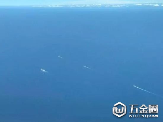 ▲臺灣民眾在客機上拍到的解放軍艦艇編隊（圖片源自臺媒）