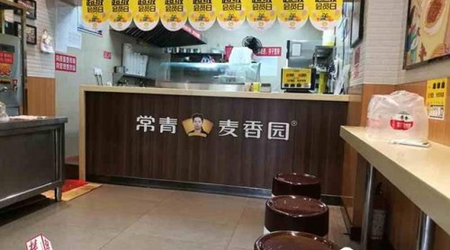 武漢：面館員工將米粉攤在地上處理，食藥監(jiān)部門介入調(diào)查蒿涎，涉事店鋪停業(yè)整改